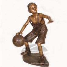 Gartendekorations-Bronze-lebensgroßer Junge, der Basketball-Skulptur spielt